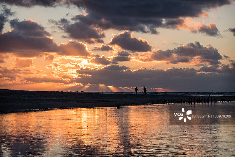 日落海滩的海洋黎明倒影图片素材