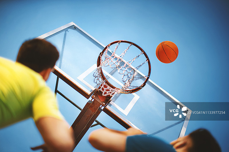 在夏日午后投篮图片素材