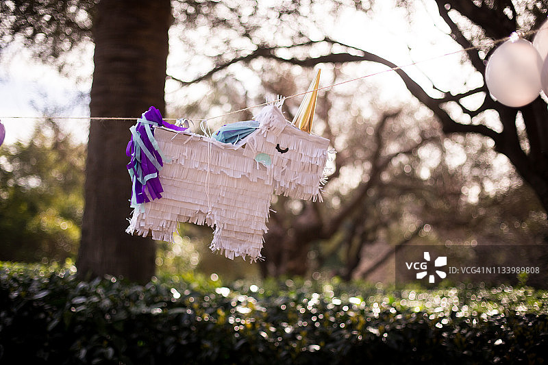 公园里的独角兽彩罐图片素材