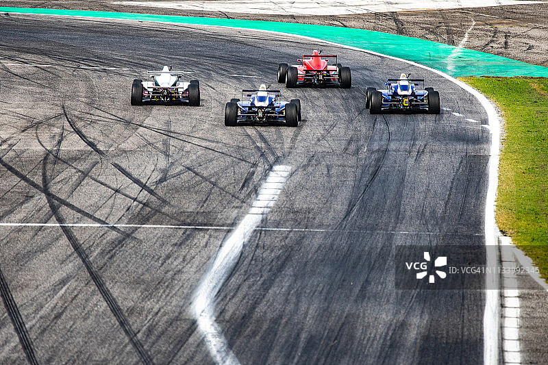 男士驾驶方程式赛车图片素材