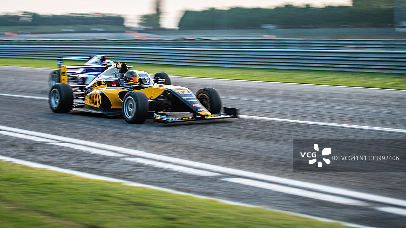 男士驾驶方程式赛车图片素材