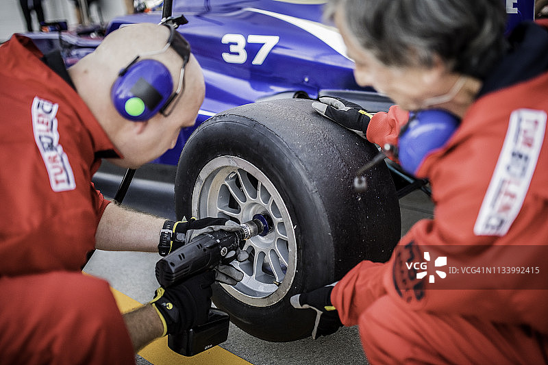 赛车队在维修站工作图片素材