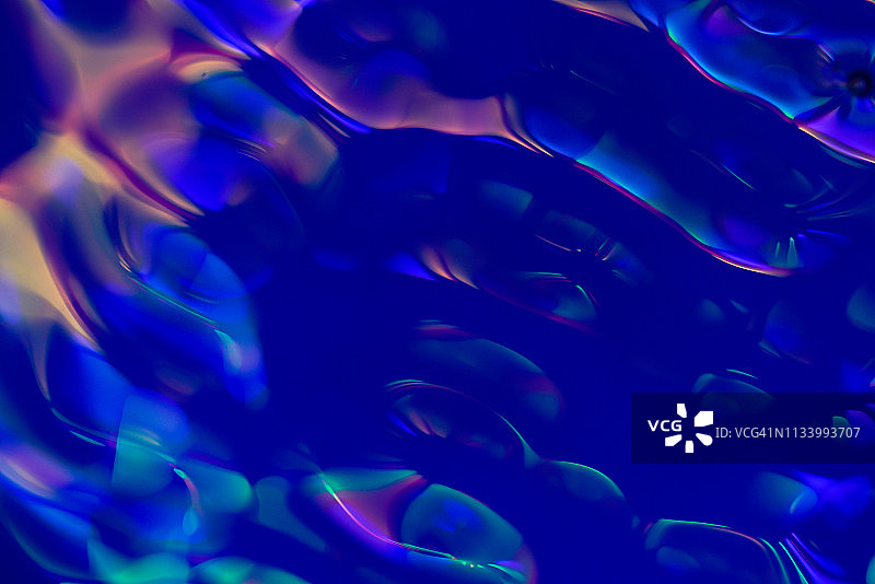 水面反射下的多彩声波图案图片素材