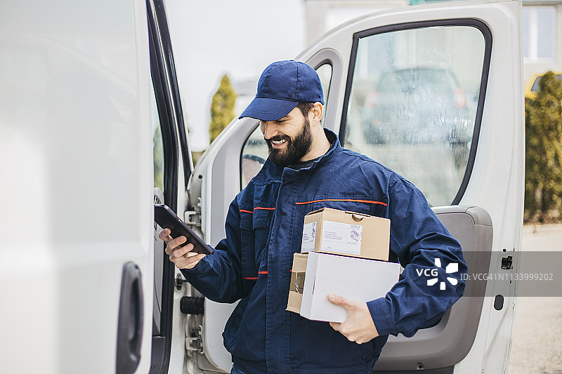 车内手持包裹箱的送货员-库存图片...保存图片素材