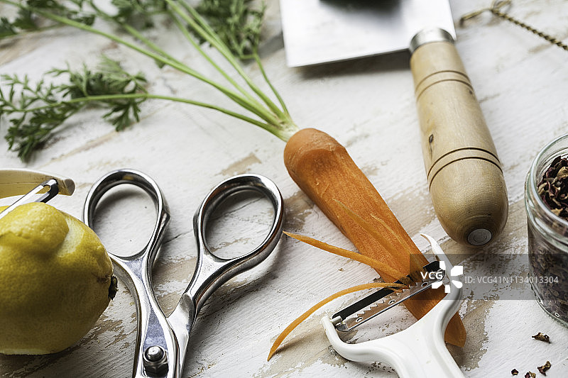 使用中的厨房工具：胡萝卜切丝图片素材