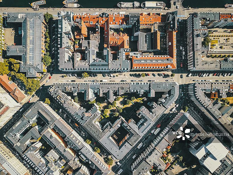 哥本哈根新港的无人机俯瞰视角和城市天际线（丹麦）图片素材