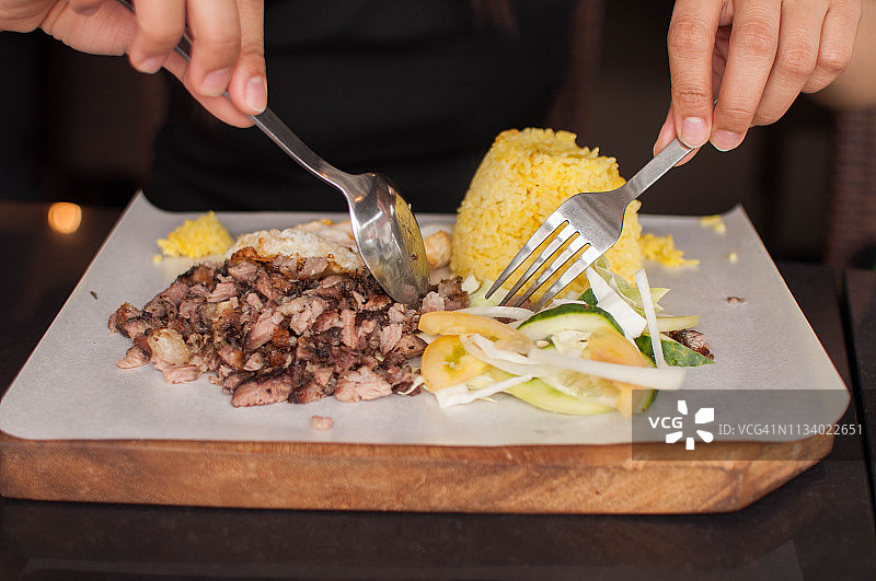 一人食用牛肉沙威玛的特写图片素材
