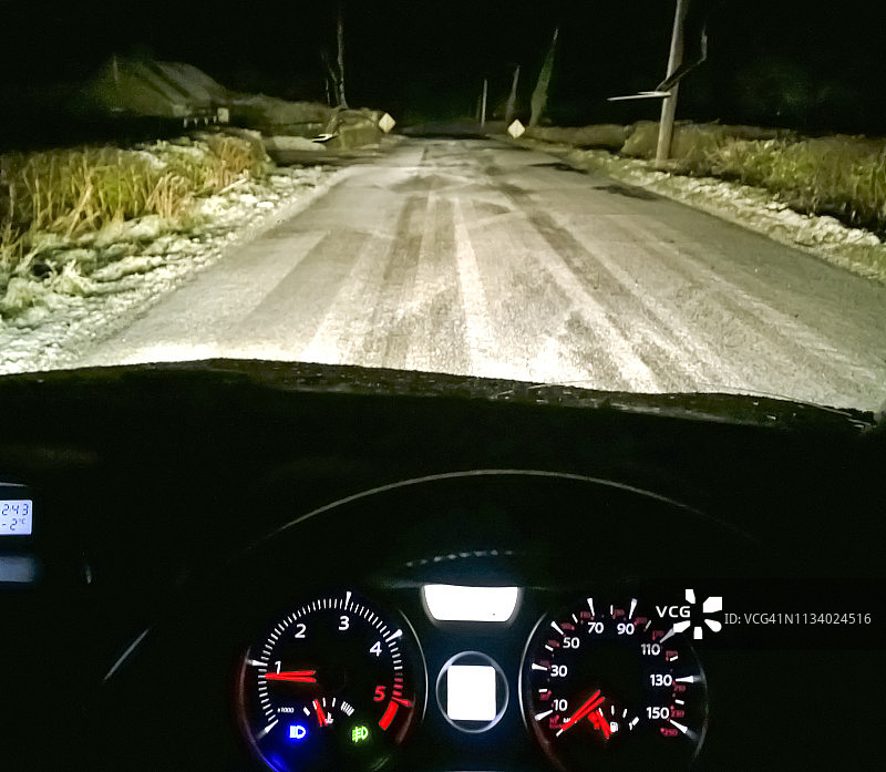 在暴风雪夜里从车内向外看图片素材