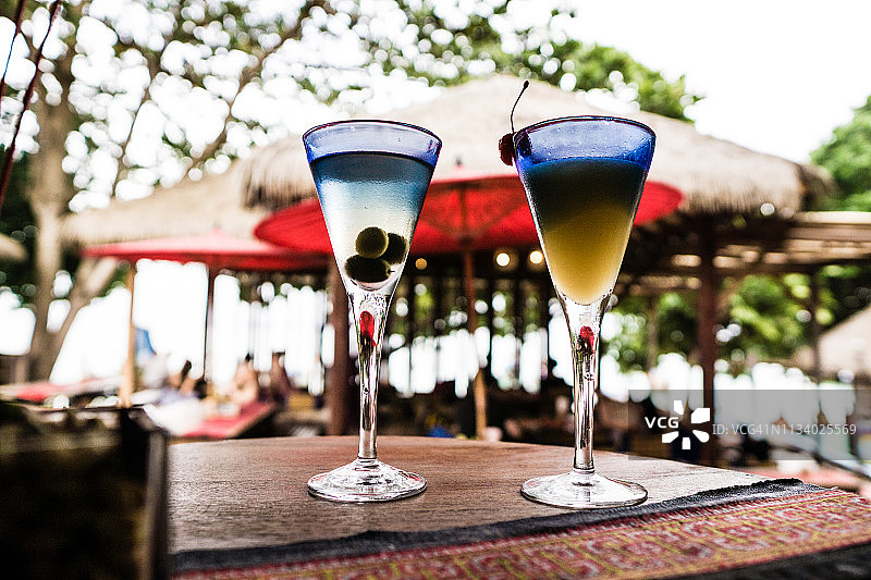 桌子上的鸡尾酒杯图片素材