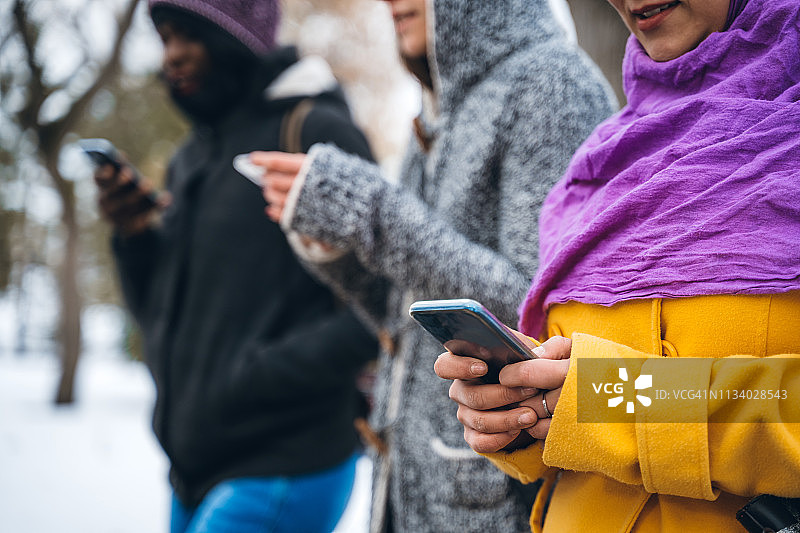 多民族年轻女性使用手机图片素材
