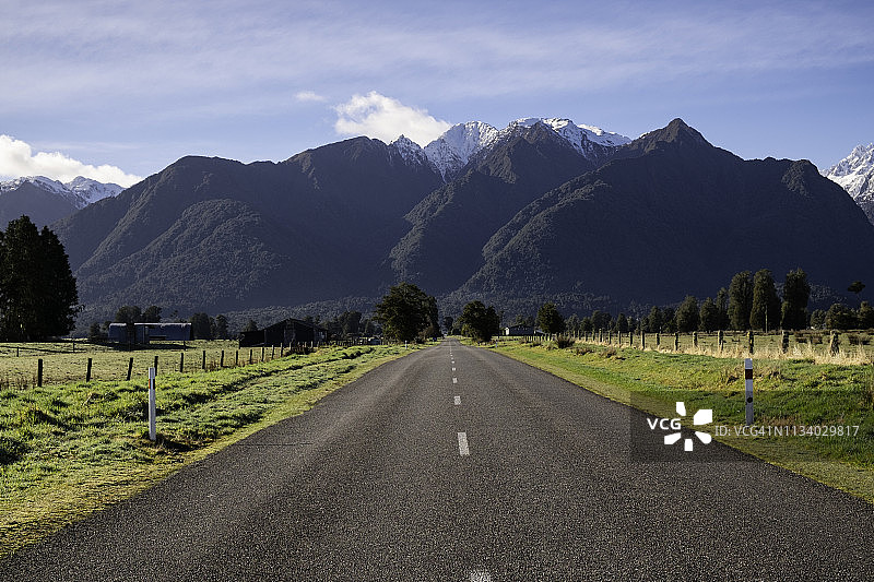 通往新西兰南阿尔卑斯山的路图片素材