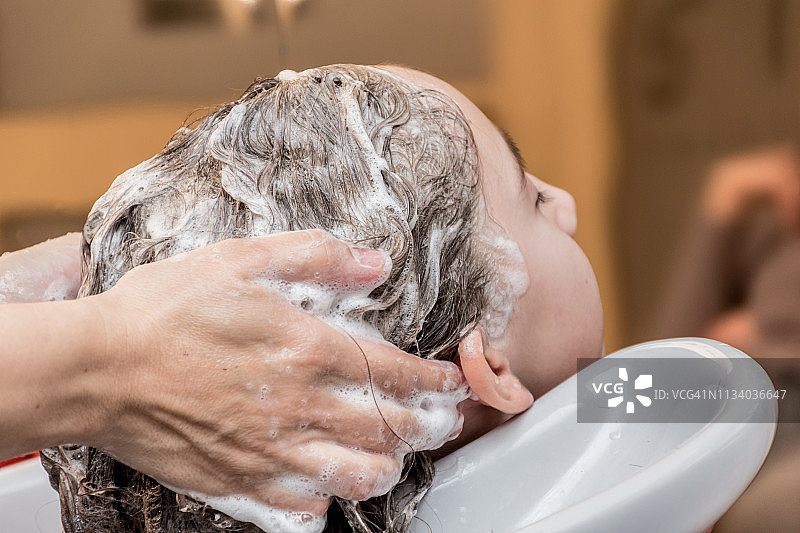 女孩在理发店洗头图片素材