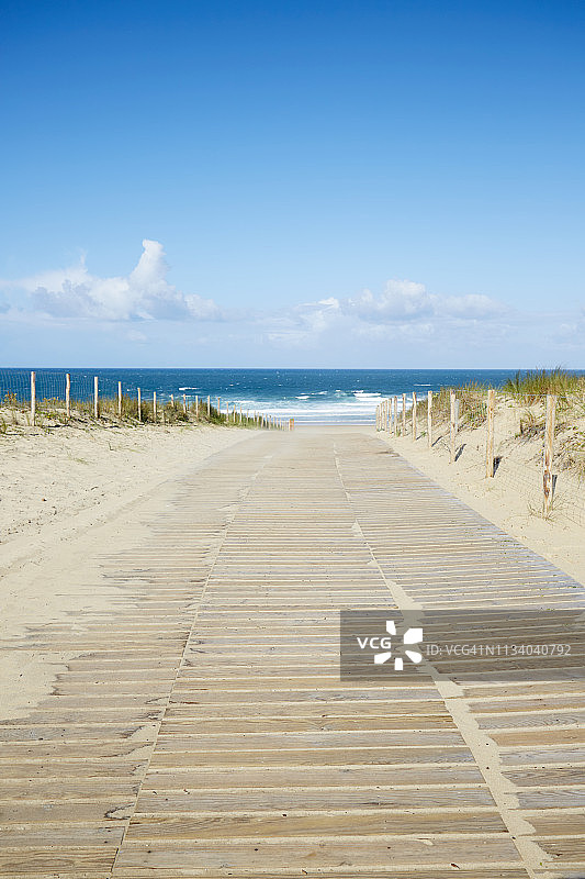 通往海滩的木制走道图片素材