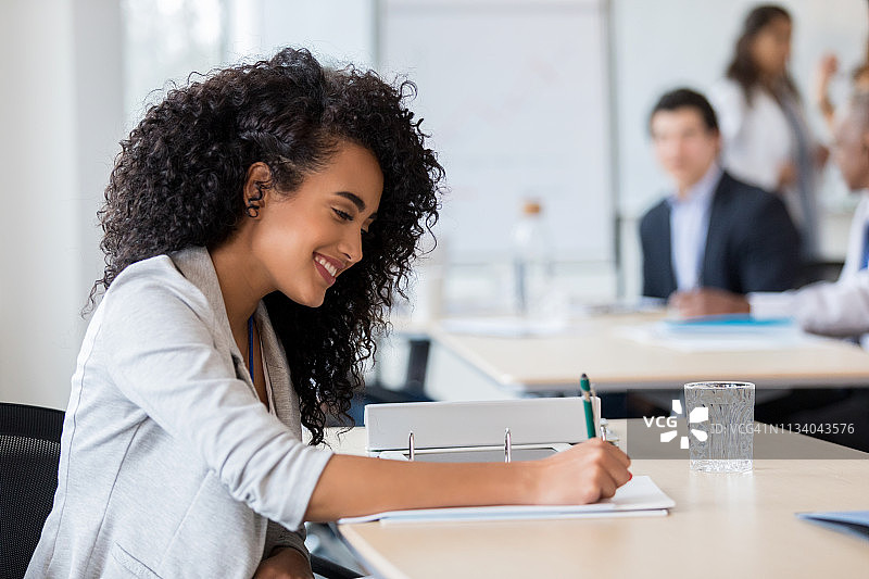 年轻女商人准备参加医学会议图片素材