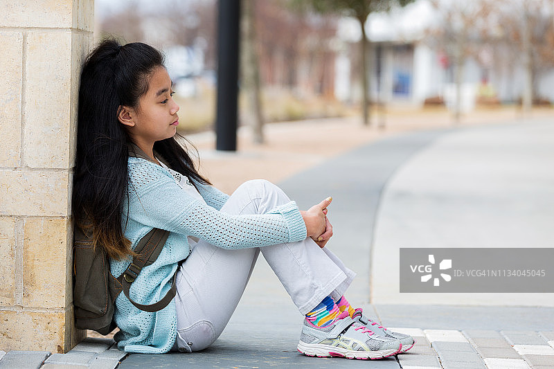 小学生在校门口等候接送图片素材