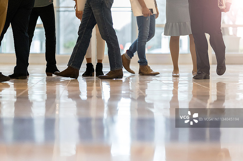 办公大厅内身份不明的商务人士图片素材