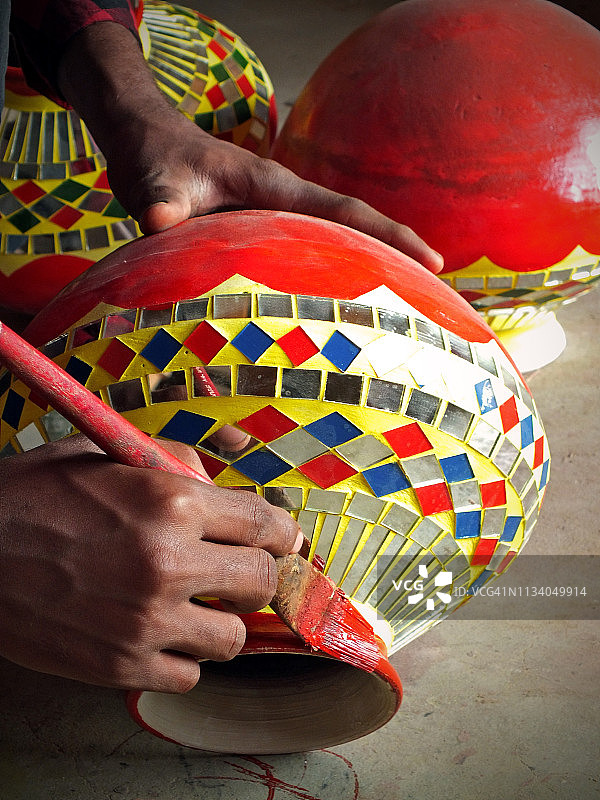 卡拉奇街头制作的彩色陶器图片素材