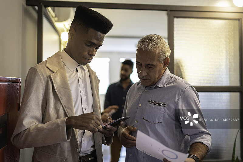 在创业公司工作的商务同事图片素材