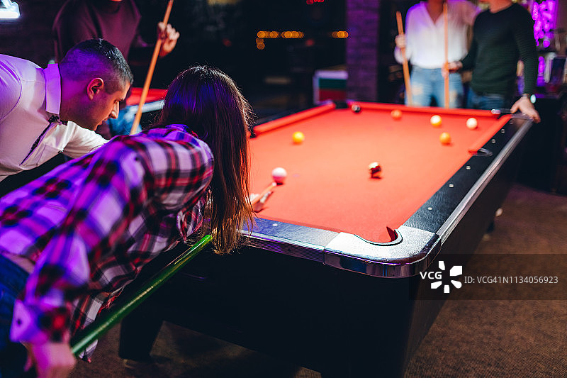 和朋友一起玩斯诺克图片素材