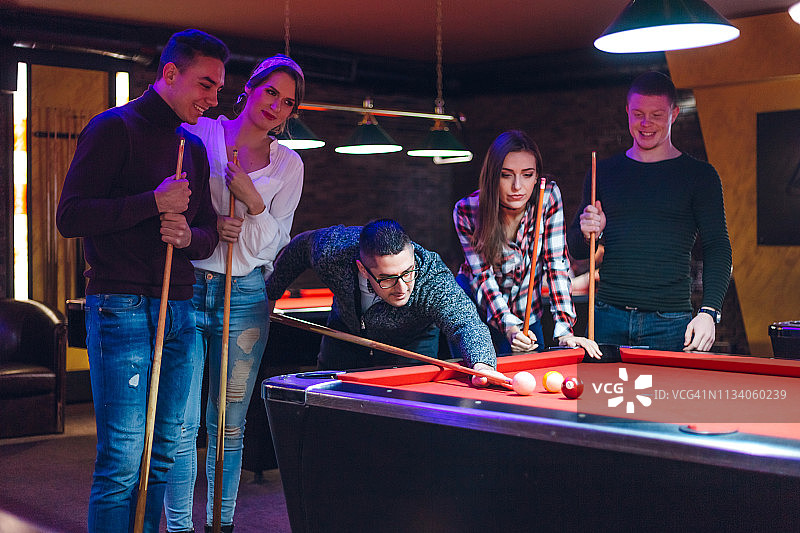 和朋友一起玩斯诺克图片素材
