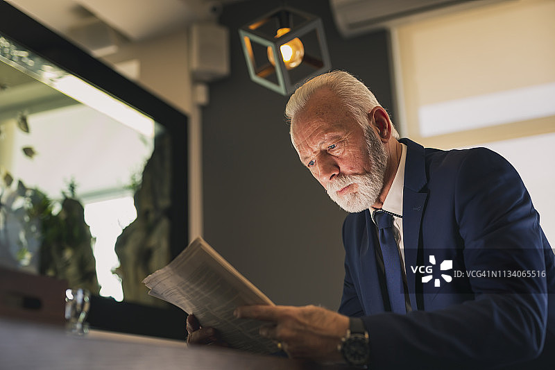 阅读报纸的年长商人图片素材