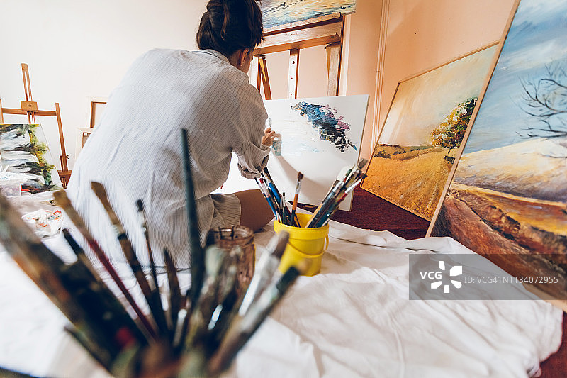 女画家创作艺术作品图片素材
