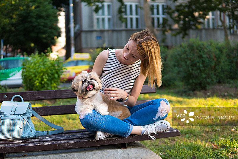 女人在公园里遛狗图片素材