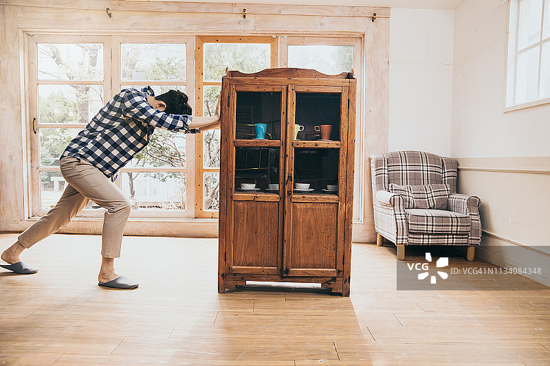 男人移动抽屉图片素材