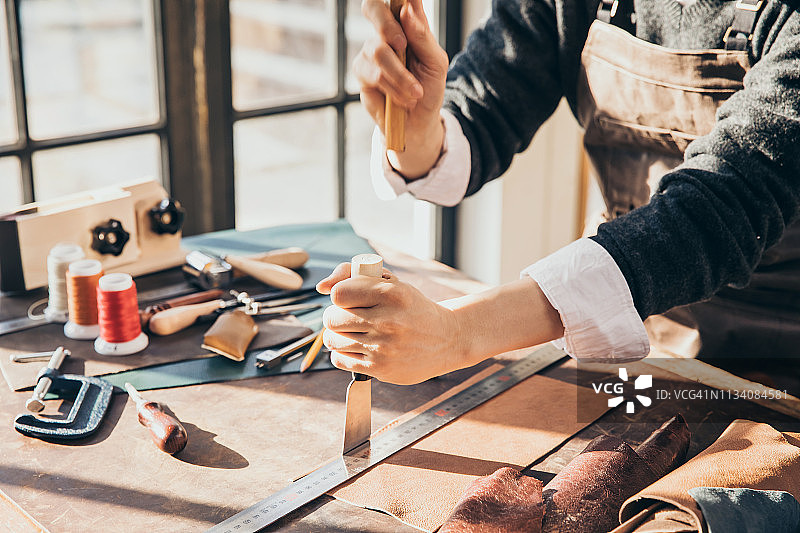手工艺人制作皮革工艺品图片素材