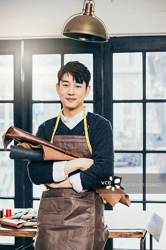 男人制作皮革手工艺品图片素材