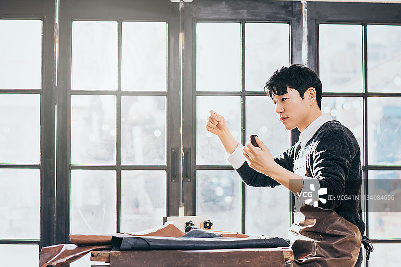 男人制作皮革手工艺品图片素材