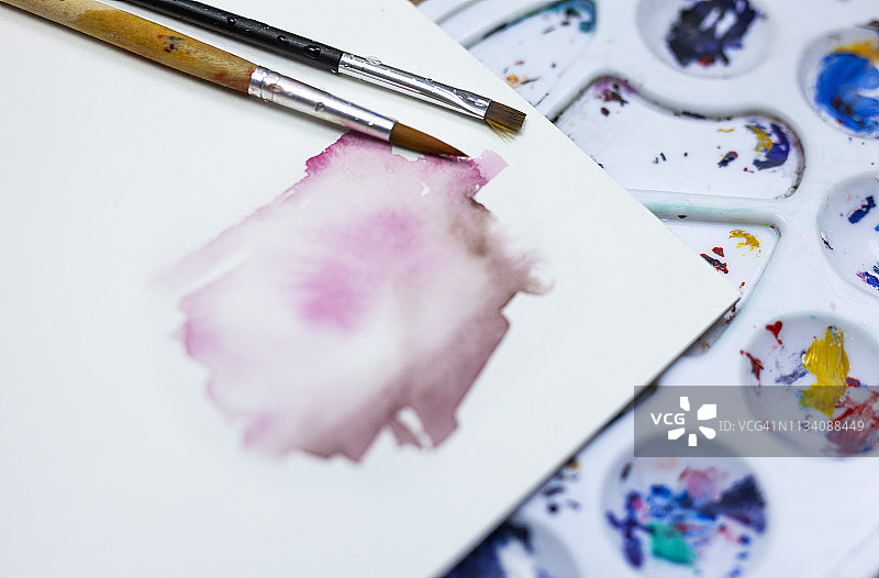纸上混合水彩颜料形成水彩效果及调色板图片素材