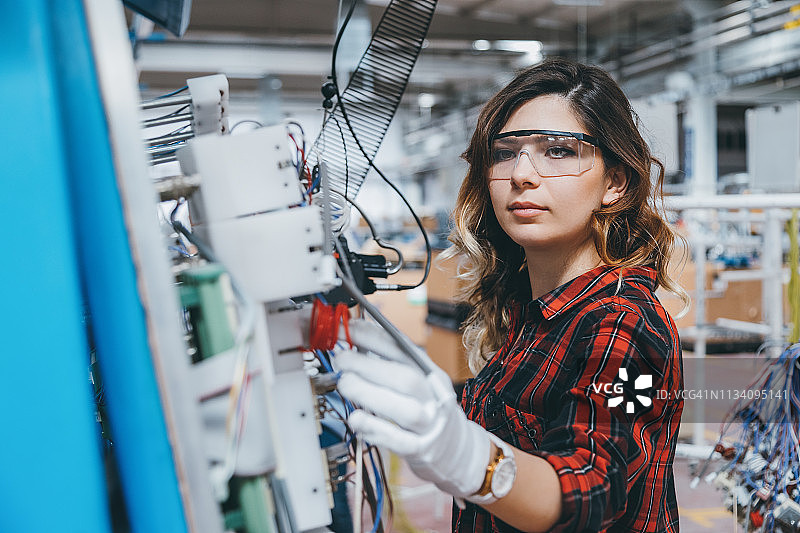 工厂生产线上工作的女工团队图片素材