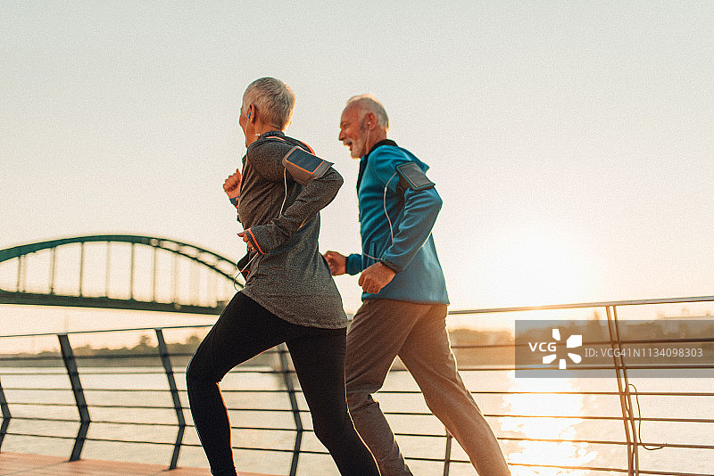 老夫妇一起慢跑图片素材