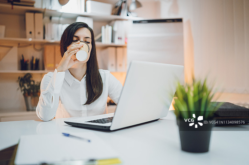 在办公室工作的女商人图片素材