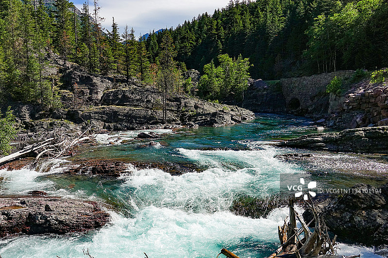 蒙大拿州冰川国家公园向阳大道雪崩溪图片素材