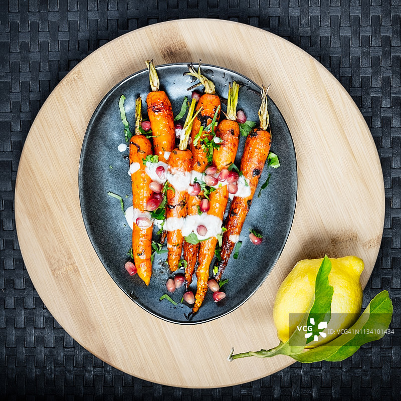 甜烤胡萝卜配芝麻酱和石榴图片素材