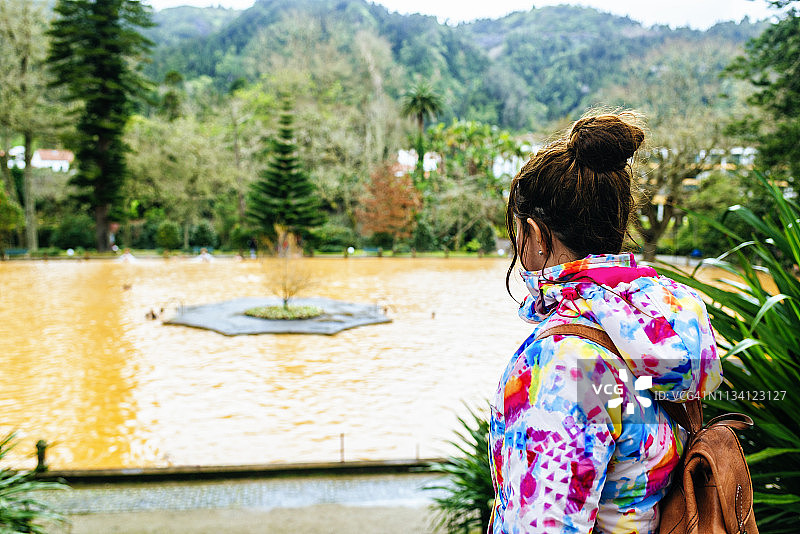 女人在亚速尔群岛看温泉图片素材
