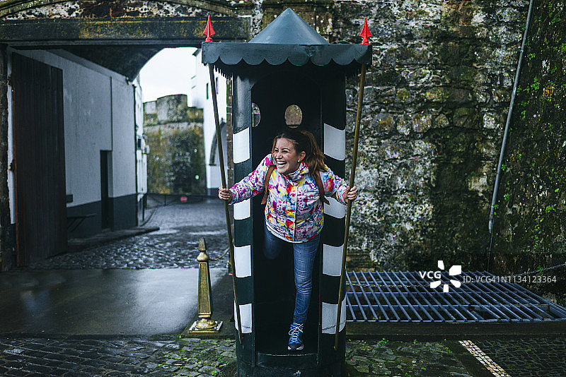 在亚速尔群岛蓬塔德尔加达的岗亭里玩乐的女人图片素材