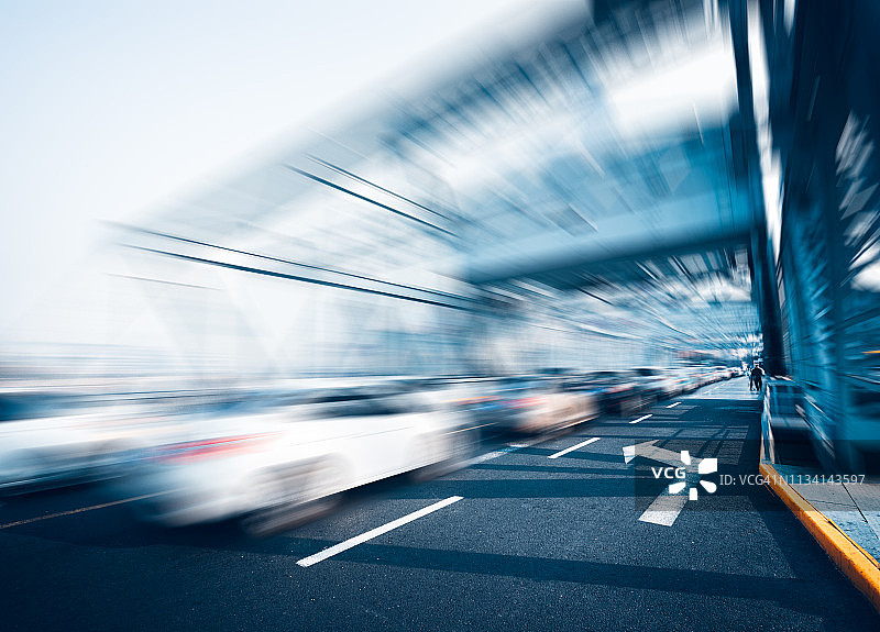 在天津解放桥上行驶的汽车图片素材