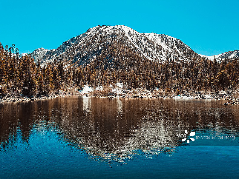 加利福尼亚小径徒步旅行：太浩湖猛犸湖冬季秋季日落日出倒影图片素材