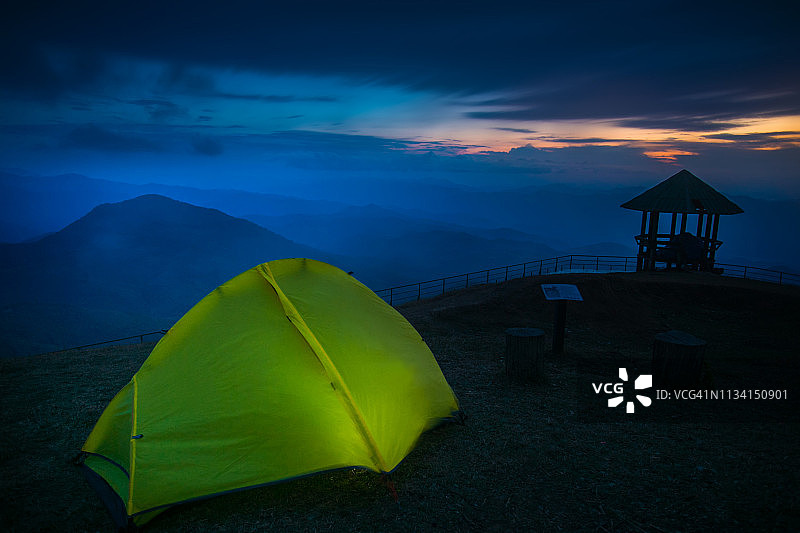 山上的黄色帐篷图片素材