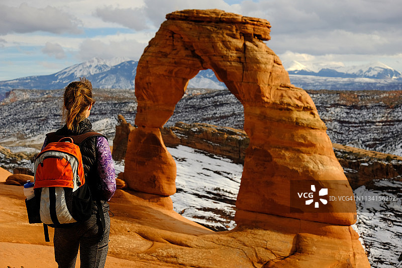 独自在拱门国家公园精致拱门徒步旅行的女人图片素材