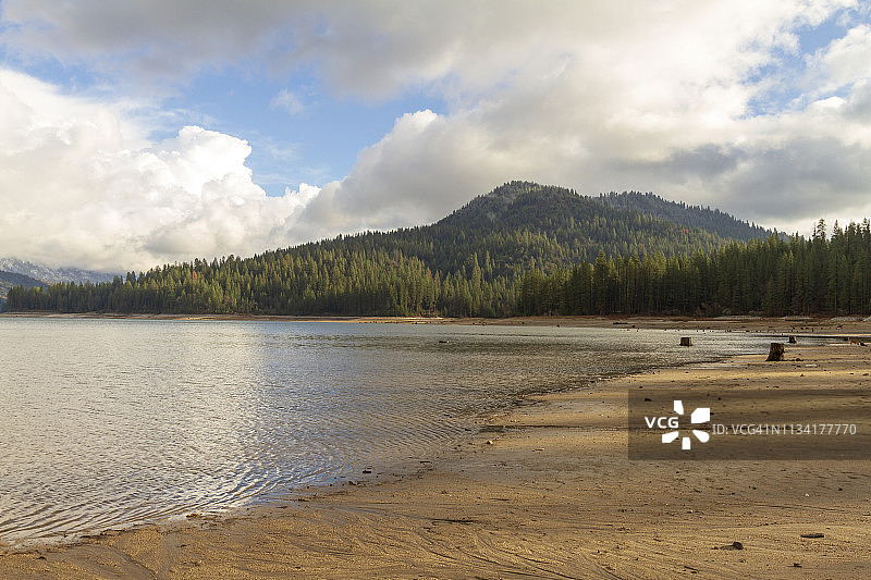 风暴后的鲈鱼湖图片素材