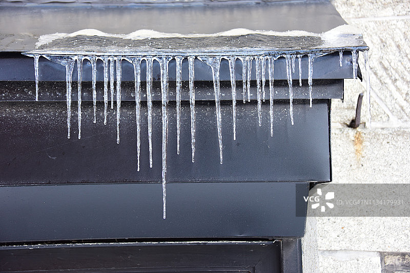 金属屋顶上的冰柱图片素材
