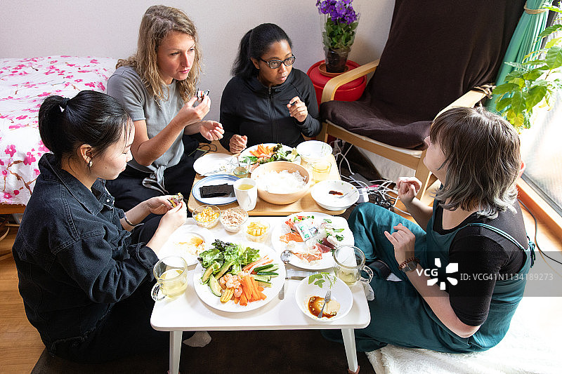 朋友聚会吃寿司图片素材