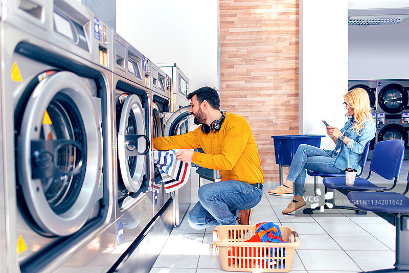 年轻男人洗衣服图片素材