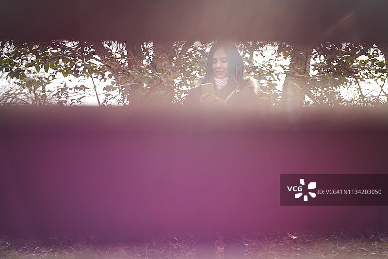 在户外发短信的漂亮女孩图片素材