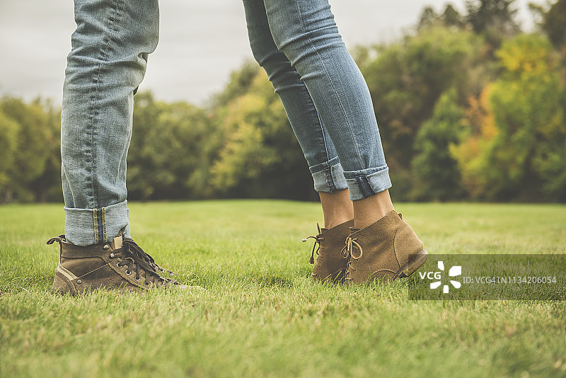 在公园里的情侣图片素材