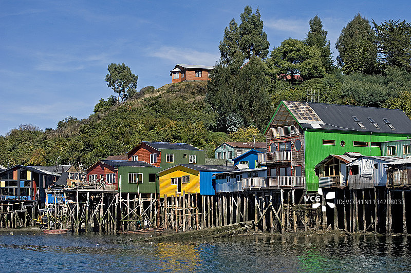 卡斯特罗-帕拉菲托斯-木制高跷上的传统房屋图片素材